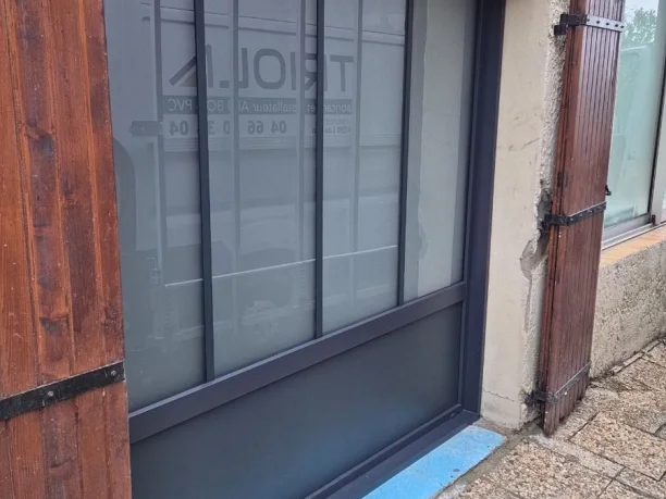 chassis-fixe-pvc-ral-7016-rochefort-du-gard-vue-exterieure-laterale