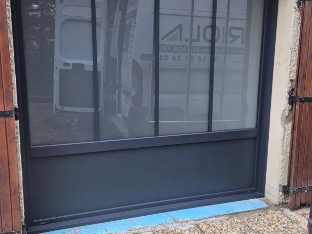 chassis-fixe-pvc-ral-7016-rochefort-du-gard-vue-exterieure