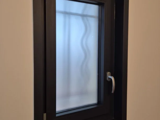 lucarne-pvc-ral-7016-rochefort-du-gard-vue-interieure-laterale