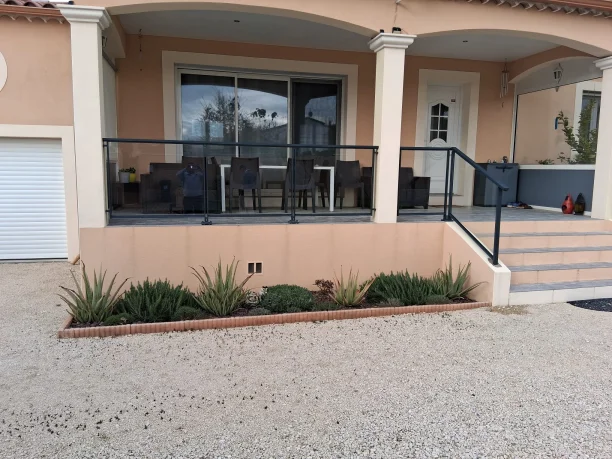 garde-corps-aluminium-verre-ral7016-la-toulousaine-bagnols-sur-ceze-vue-exterieur-01