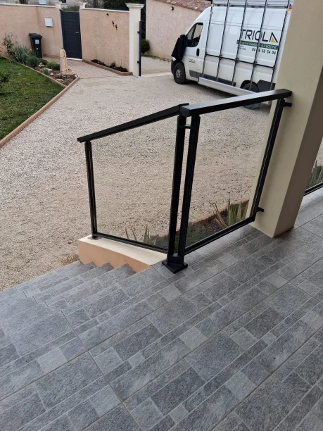Garde-corps aluminium vitré RAL 7016 à Bagnols-sur-Cèze vue latérale escalier terrasse 01