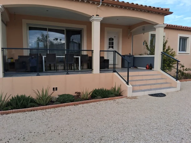 garde-corps-aluminium-verre-ral7016-la-toulousaine-bagnols-sur-ceze-vue-d-ensemble-terrasse-02