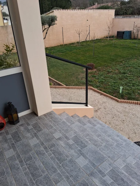 Garde-corps aluminium vitré RAL 7016 à Bagnols-sur-Cèze vue latérale escalier terrasse 02