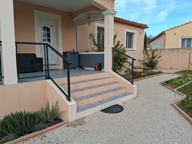 garde-corps-aluminium-verre-ral7016-la-toulousaine-bagnols-sur-ceze-vue-escalier