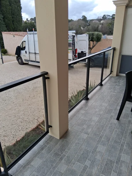 Garde-corps aluminium vitré RAL 7016 à Bagnols-sur-Cèze vue de la terrasse