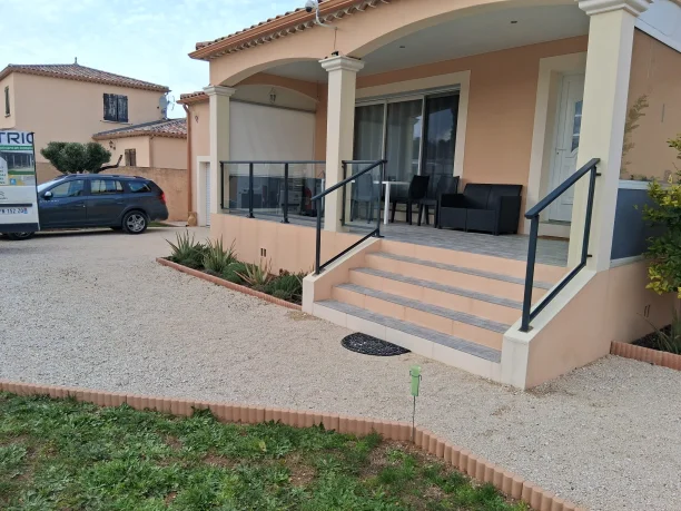 garde-corps-aluminium-verre-ral7016-la-toulousaine-bagnols-sur-ceze-apres-pose