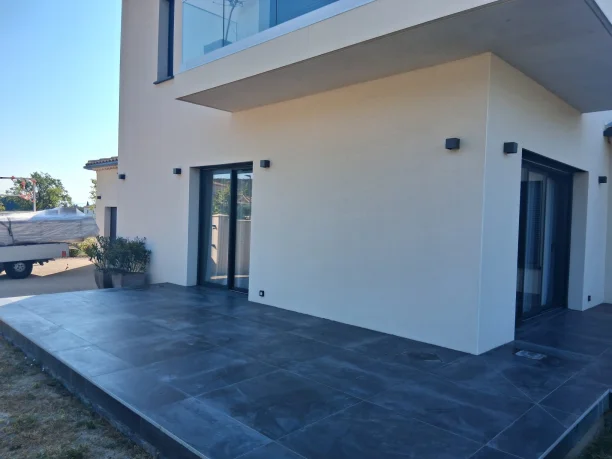 Pergola bioclimatique aluminium Art Home Alu à Rochefort-du-Gard fixation de la structure