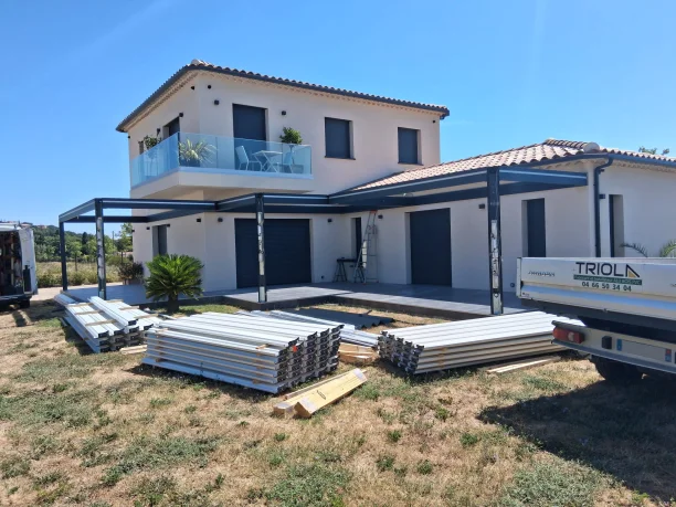 pergolas-bioclimatique-aluminium-art-home-alu-rochefort-du-gard-vue-exterieur-pose-lames-orientables