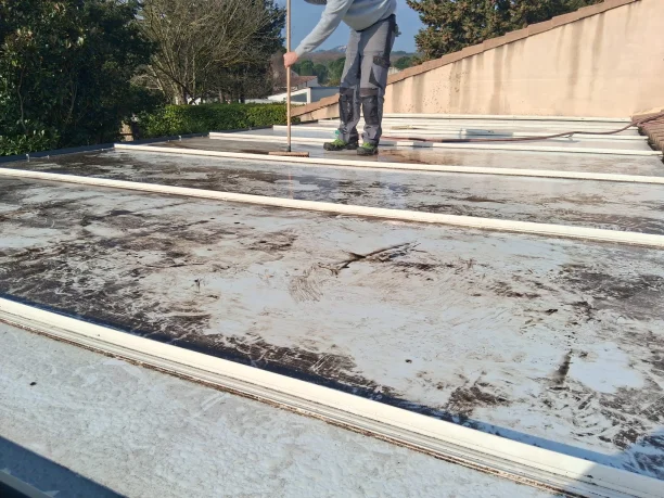 gazon-synthetique-toiture-de-veranda-saint-laurent-des-arbres-nettoyage-avant-pose