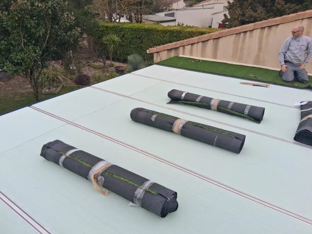 gazon-synthetique-toiture-de-veranda-saint-laurent-des-arbres-preparation-pose