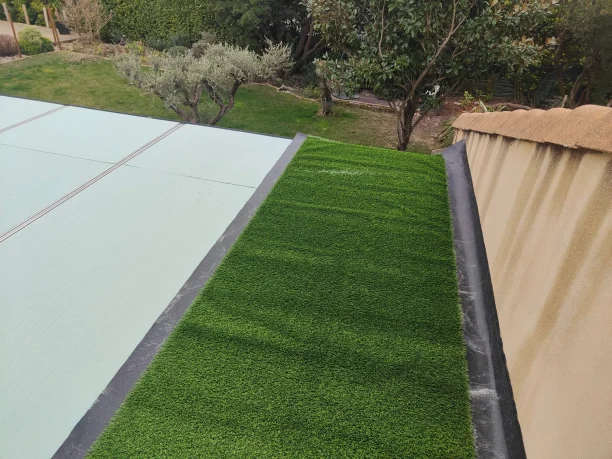 gazon-synthetique-toiture-de-veranda-saint-laurent-des-arbres-premiere-etape-pose