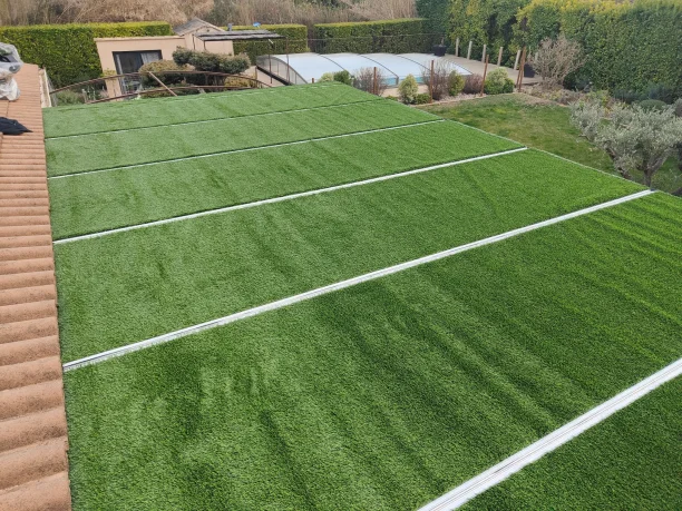 gazon-synthetique-toiture-de-veranda-saint-laurent-des-arbres-vue-laterale-gauche