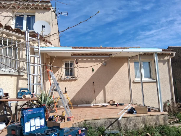 Pergola aluminium avec puits de lumière pour terrasse à Saint-Nazaire pose en cours