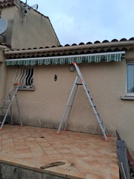 Pergola aluminium avec puits de lumière pour terrasse à Saint-Nazaire avant la pose