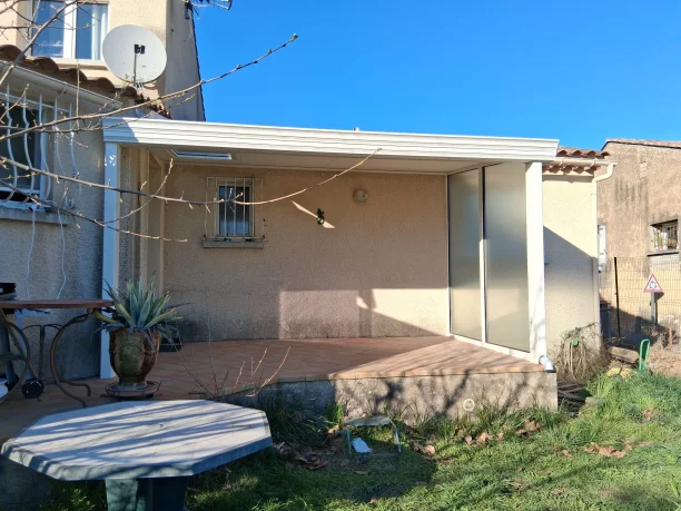 Pergola aluminium avec puits de lumière pour terrasse à Saint-Nazaire après la pose