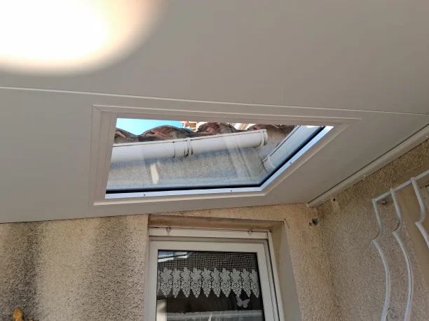 Puits de lumière dans une pergola aluminium pour terrasse à Saint-Nazaire