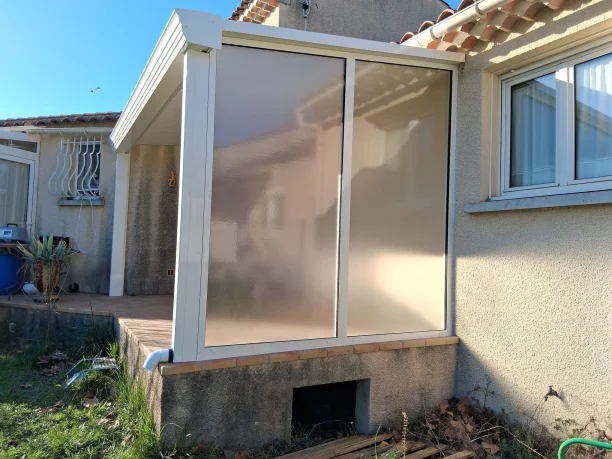 Pergola aluminium avec puits de lumière pour terrasse à Saint-Nazaire vue extérieure latérale