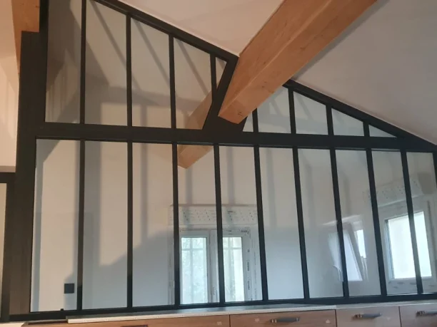 Verrière intérieure pour fermeture d'escalier en aluminium RAL 7016, profilés Schüco à Saint-Geniès-de-Comolas