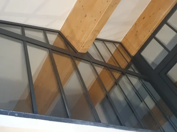 Verrière intérieure pour fermeture d'escalier en aluminium RAL 7016, profilés Schüco à Saint-Geniès-de-Comolas vue des escaliers