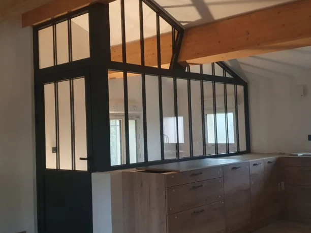 Verrière intérieure pour fermeture d'escalier en aluminium RAL 7016, profilés Schüco à Saint-Geniès-de-Comolas après la pose