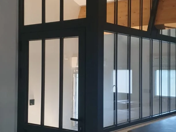 Porte battante d'accès à l'escalier en aluminium RAL 7016 Schüco à Saint-Geniès-de-Comolas 