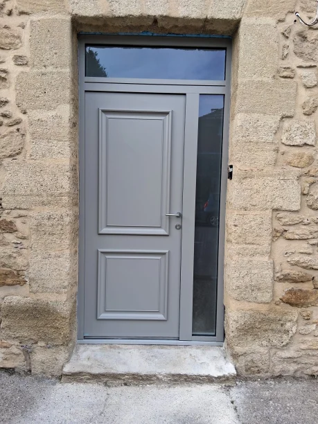 Porte d’entrée grise en aluminium style classique Bel-M à Courtezon après la pose