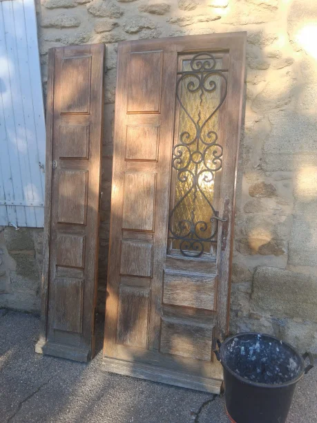 Porte d’entrée grise en aluminium style classique Bel-M à Courtezon ancienne porte