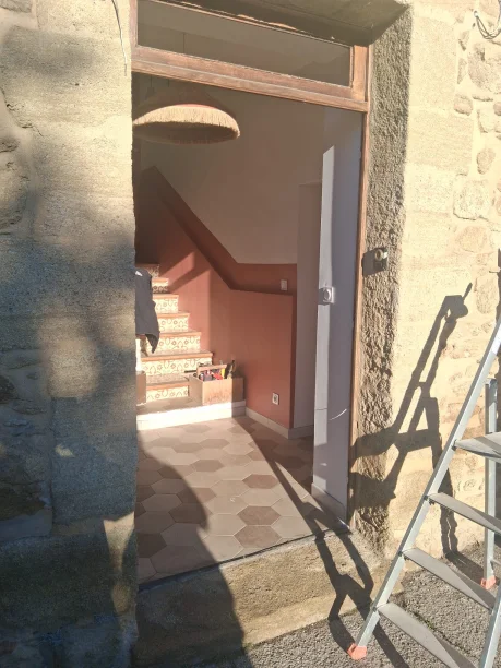 Porte d’entrée grise en aluminium style classique Bel-M à Courtezon avant la pose