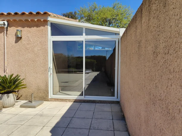 Véranda blanche aluminium profilés Schüco à Bédarrides après la pose