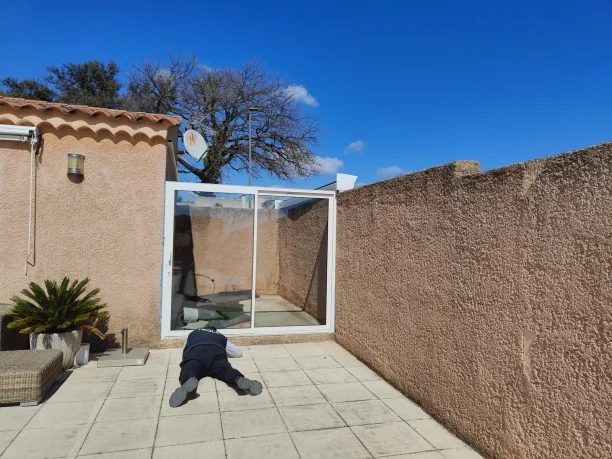 Véranda blanche aluminium profilés Schüco à Bédarrides pose de la structure
