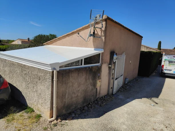 Véranda blanche aluminium profilés Schüco à Bédarrides vue extérieure entrée