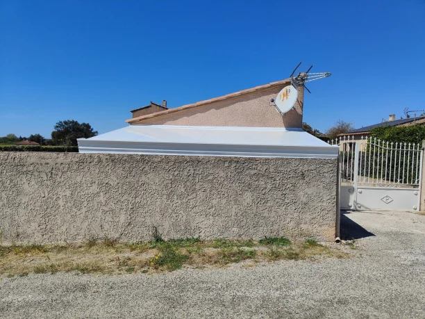 Véranda blanche aluminium profilés Schüco à Bédarrides vue extérieure face