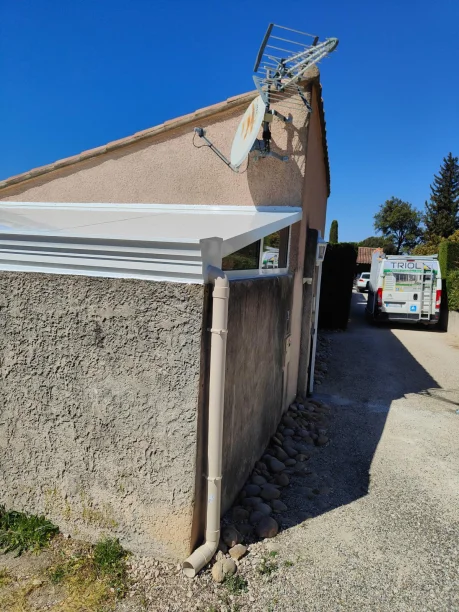 Véranda blanche aluminium profilés Schüco à Bédarrides vue extérieure latérale