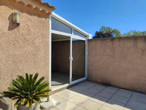 Véranda blanche aluminium profilés Schüco à Bédarrides 