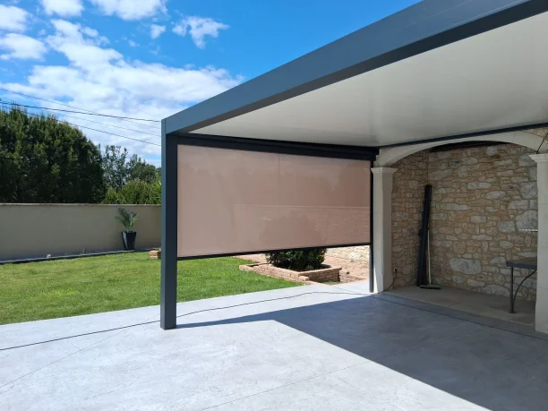 Pergola classique toiture fixe en aluminium Akraplast avec store vertical Mecanotoldo à Saint-Laurent-des-Arbres détail du store intérieur