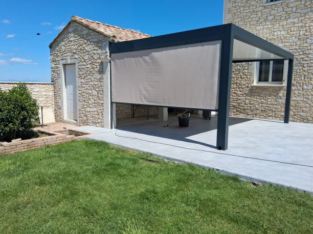 Pergola classique toiture fixe en aluminium Akraplast avec store vertical Mecanotoldo à Saint-Laurent-des-Arbres détail du store extérieur