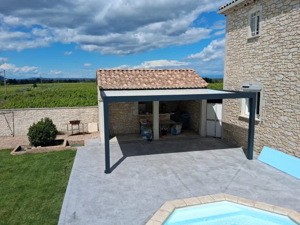 Pergola classique toiture fixe en aluminium Akraplast avec store vertical Mecanotoldo à Saint-Laurent-des-Arbres vue du haut