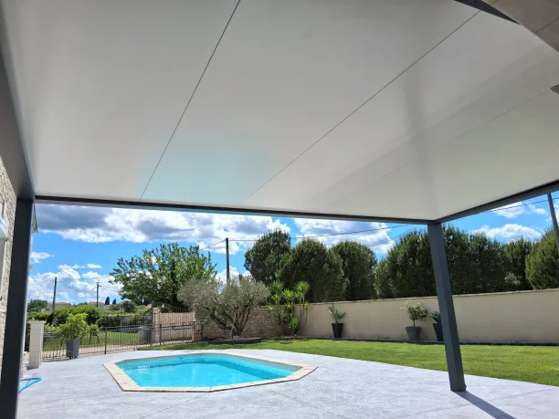 Pergola classique toiture fixe en aluminium Akraplast avec store vertical Mecanotoldo à Saint-Laurent-des-Arbres vue intérieure