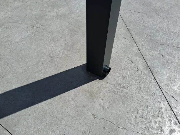 Pergola classique toiture fixe en aluminium Akraplast avec store vertical Mecanotoldo à Saint-Laurent-des-Arbres détail du poteau