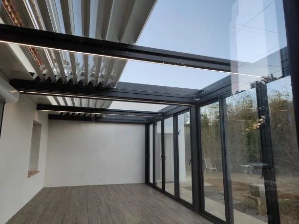 Véranda aluminium isolée et étanche avec toit ouvrant et rétractable Carré 2 Rêve Uzès vue intérieure