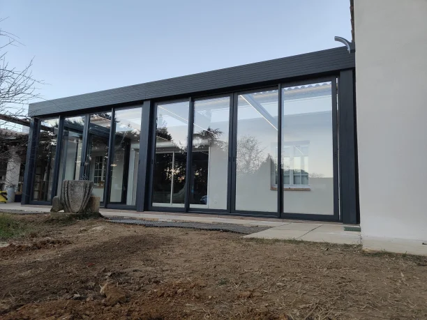 Véranda aluminium isolée et étanche avec toit ouvrant et rétractable Carré 2 Rêve Uzès vue extérieure droite