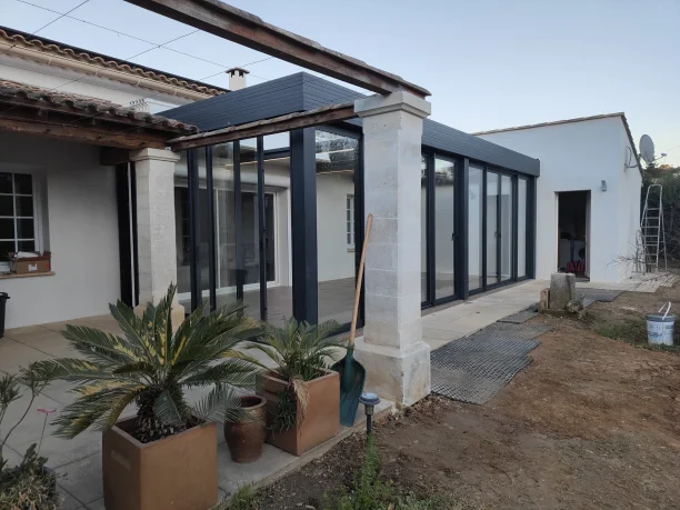 Véranda aluminium isolée et étanche avec toit ouvrant et rétractable Carré 2 Rêve Uzès vue extérieure gauche