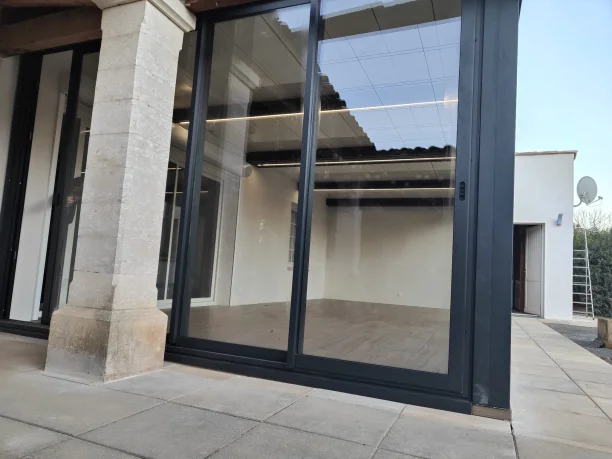 Véranda aluminium isolée et étanche avec toit ouvrant et rétractable Carré 2 Rêve Uzès détail extérieur du côté