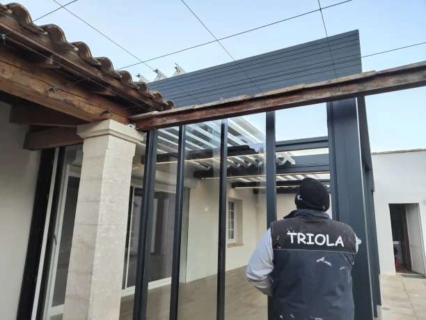 Véranda aluminium isolée et étanche avec toit ouvrant et rétractable Carré 2 Rêve Uzès inspection poseur