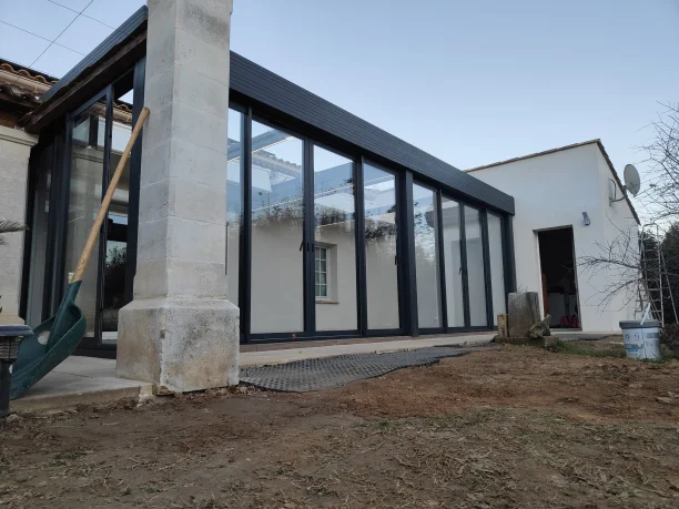 Véranda aluminium isolée et étanche avec toit ouvrant et rétractable Carré 2 Rêve Uzès vue extérieure