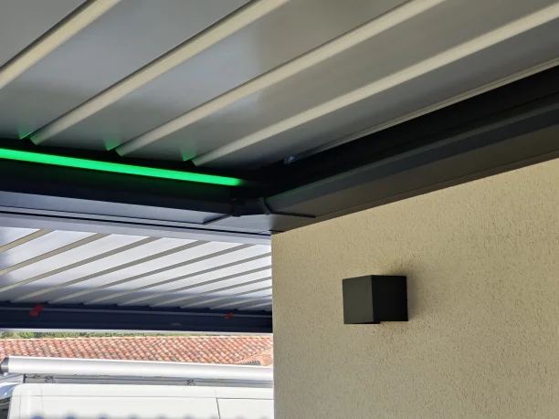 Pergola bioclimatique aluminium Art Home Alu à Rochefort-du-Gard détail de l'éclairage LED