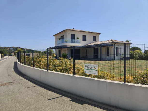 Pergola bioclimatique aluminium Art Home Alu à Rochefort-du-Gard vue extérieure de la rue