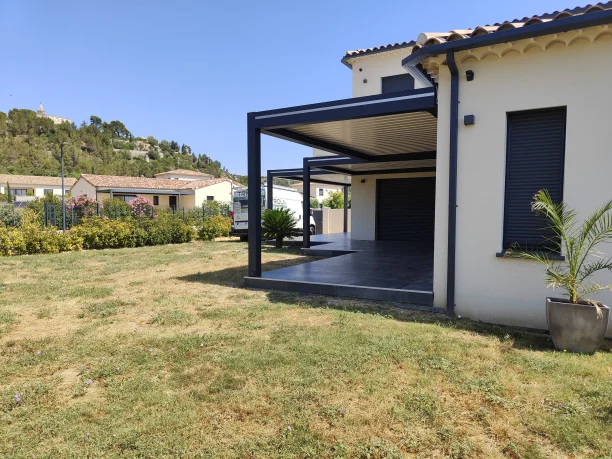 Pergola bioclimatique aluminium Art Home Alu à Rochefort-du-Gard vue extérieure