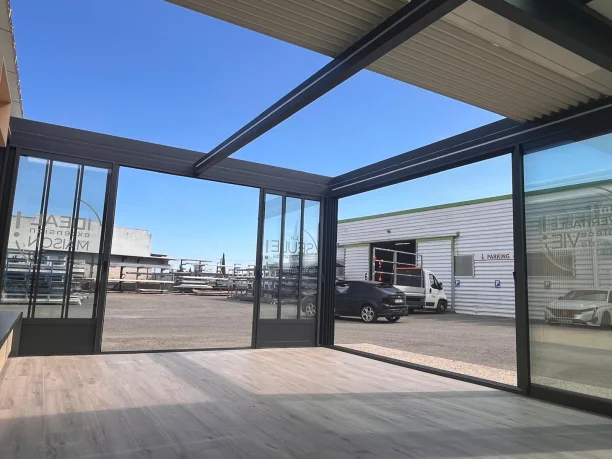 Véranda extension aluminium toit rétractable Ciel Ouv’air Carré 2 Rêve showroom TRIOLA toit ouvert