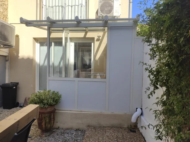 Véranda blanche aluminium toiture vitrée Schüco Saint-Paul-les-Fonts vue extérieure face